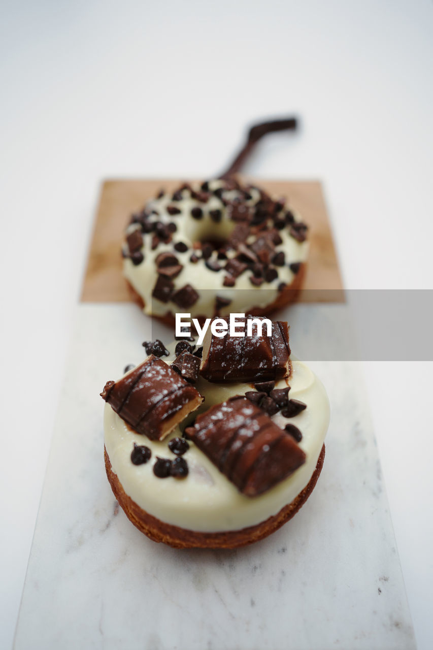 HIGH ANGLE VIEW OF CAKE ON TABLE