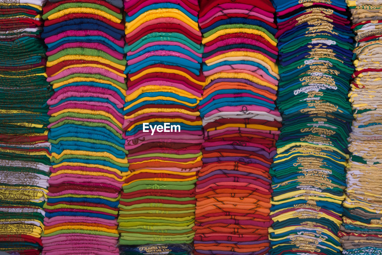 FULL FRAME SHOT OF MULTI COLORED UMBRELLAS