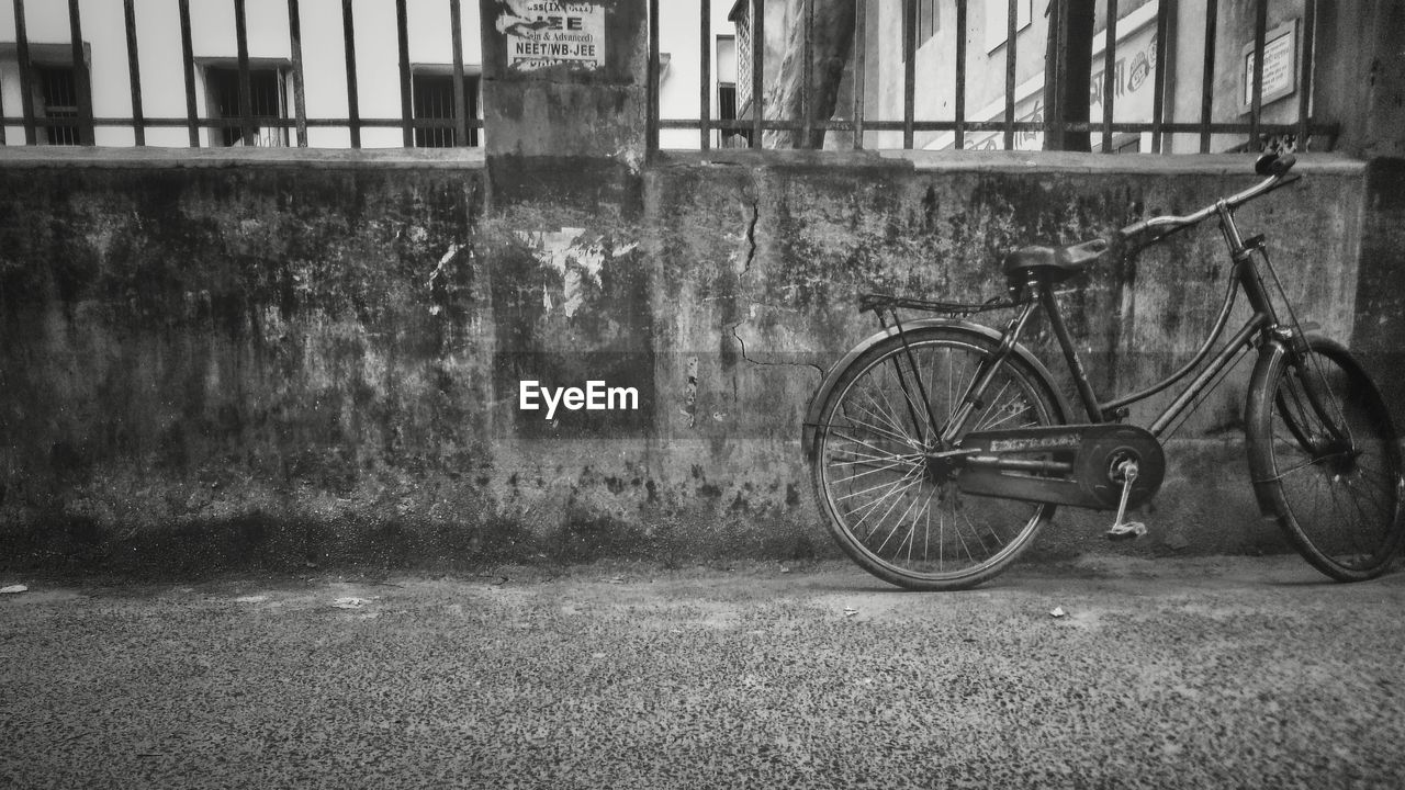 Parked bicycle against the wall