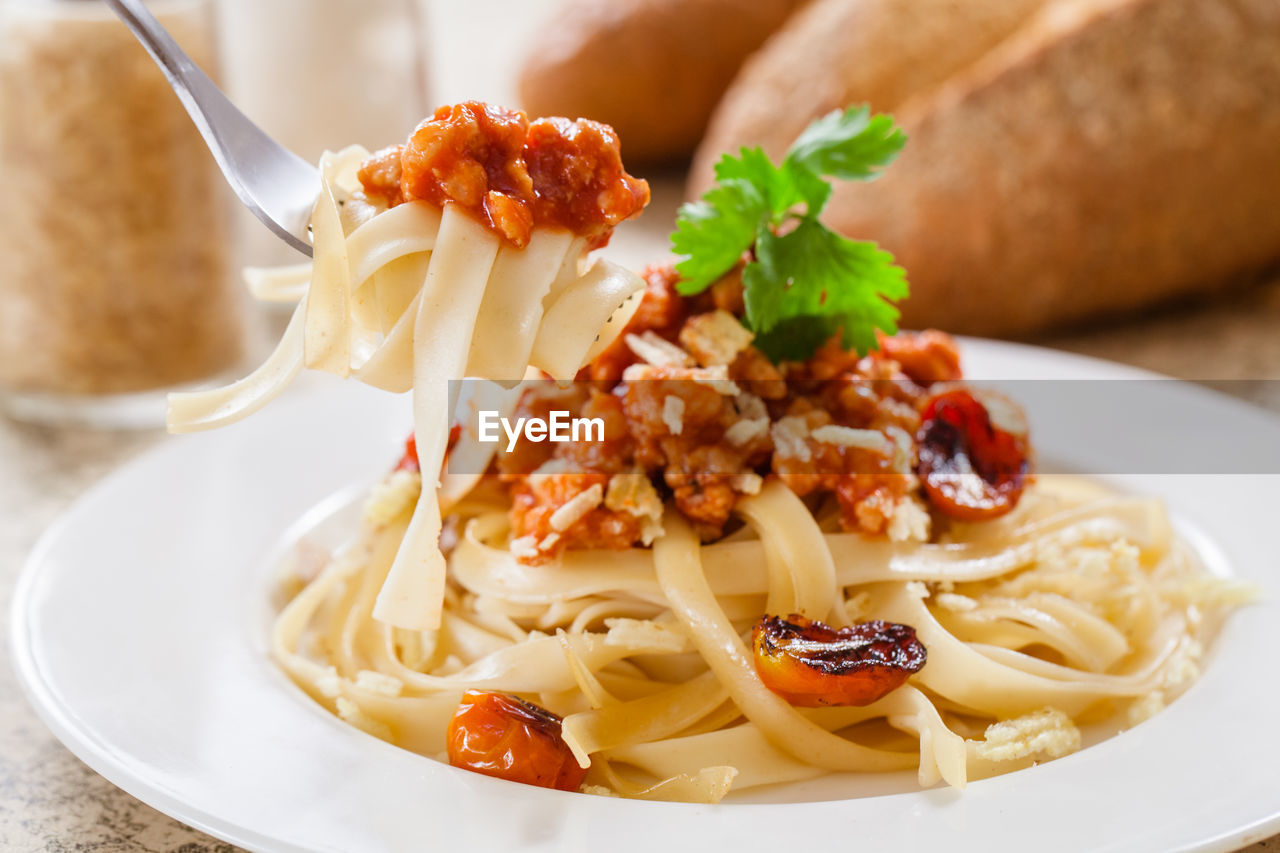 CLOSE-UP OF NOODLES SERVED IN PLATE