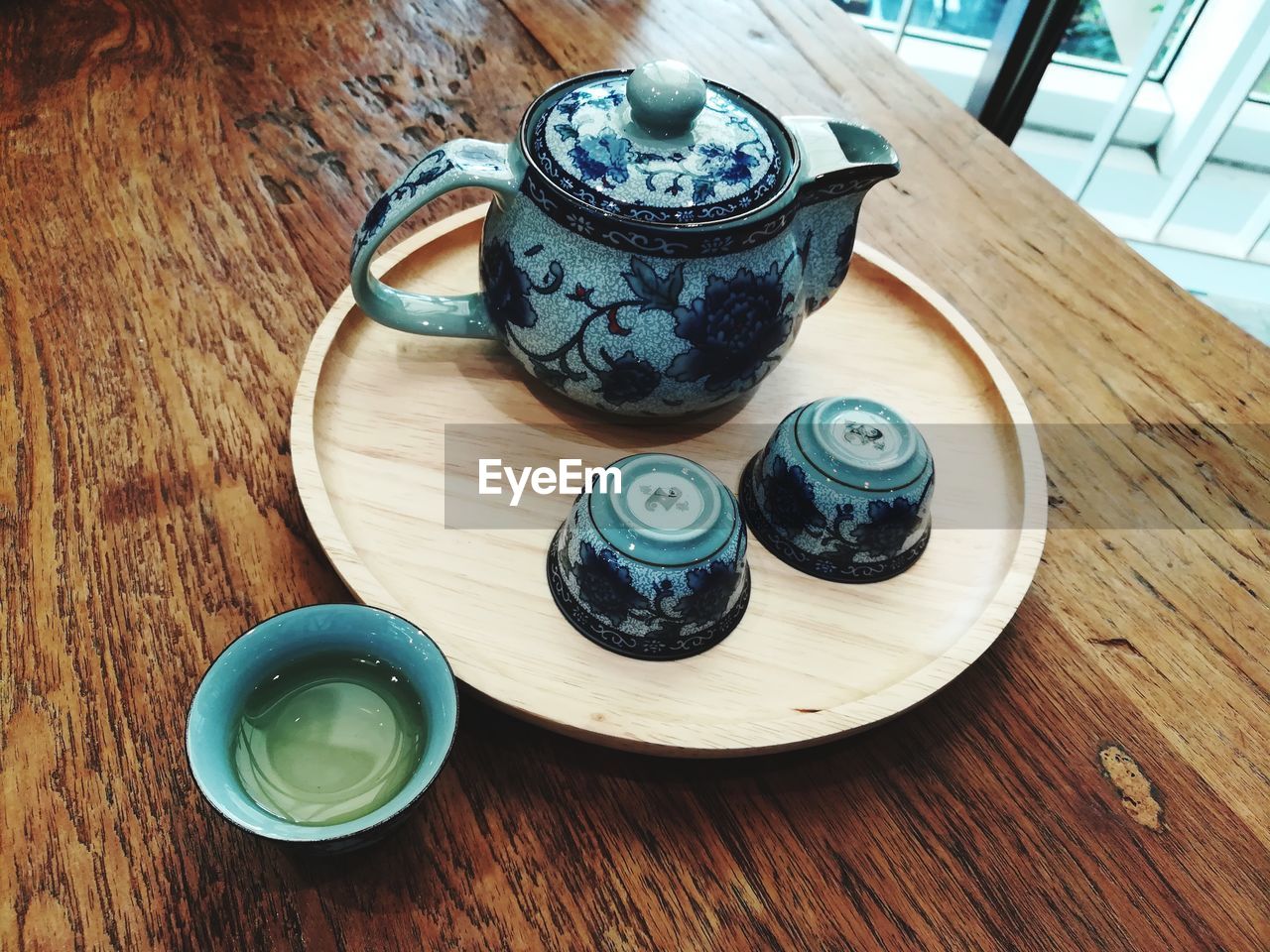 CLOSE-UP OF DRINK ON TABLE