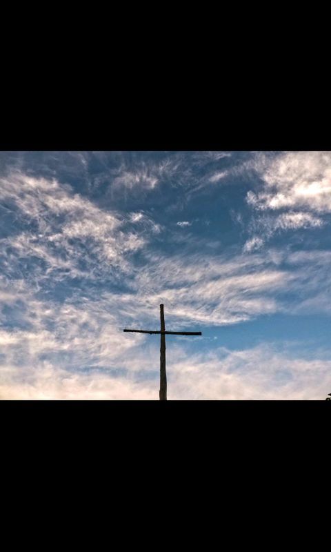 LOW ANGLE VIEW OF WIND TURBINE AGAINST CLOUDY SKY