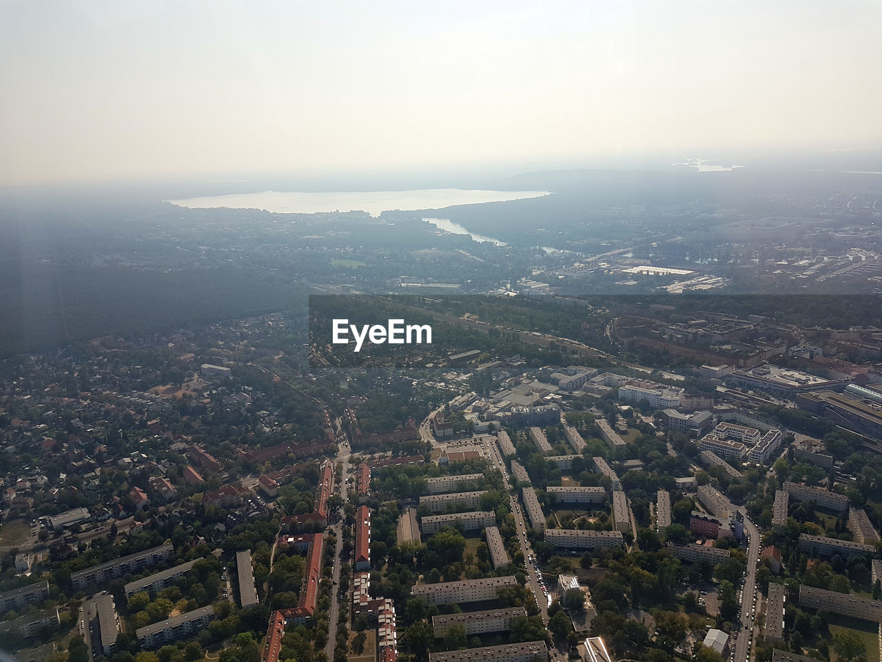 HIGH ANGLE VIEW OF TOWNSCAPE AGAINST SKY IN CITY