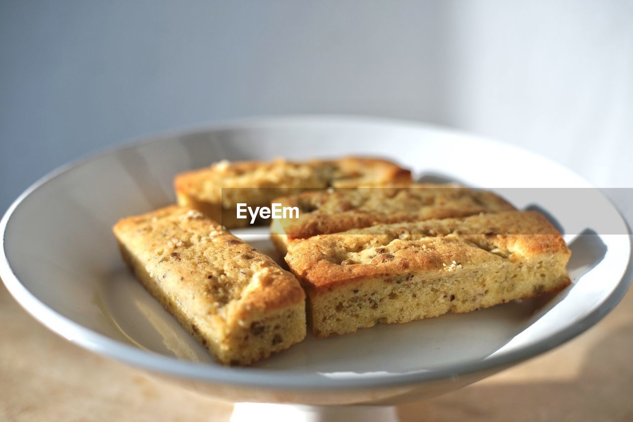 HIGH ANGLE VIEW OF BREAKFAST IN PLATE