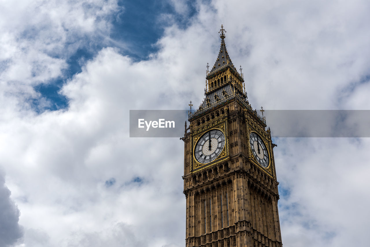 LOW ANGLE VIEW OF CLOCK TOWER AGAINST BUILDING