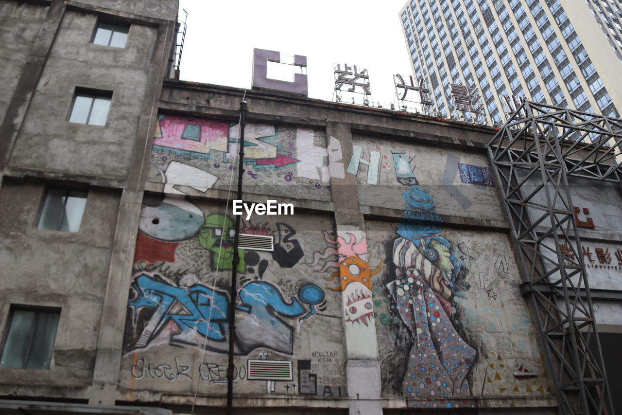 LOW ANGLE VIEW OF GRAFFITI ON WALL OF BUILDING