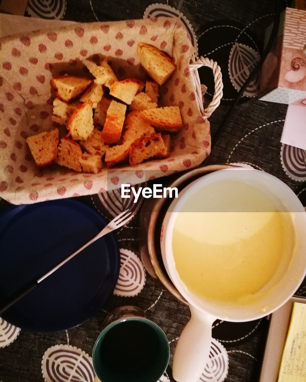 HIGH ANGLE VIEW OF COFFEE AND BREAD ON TABLE