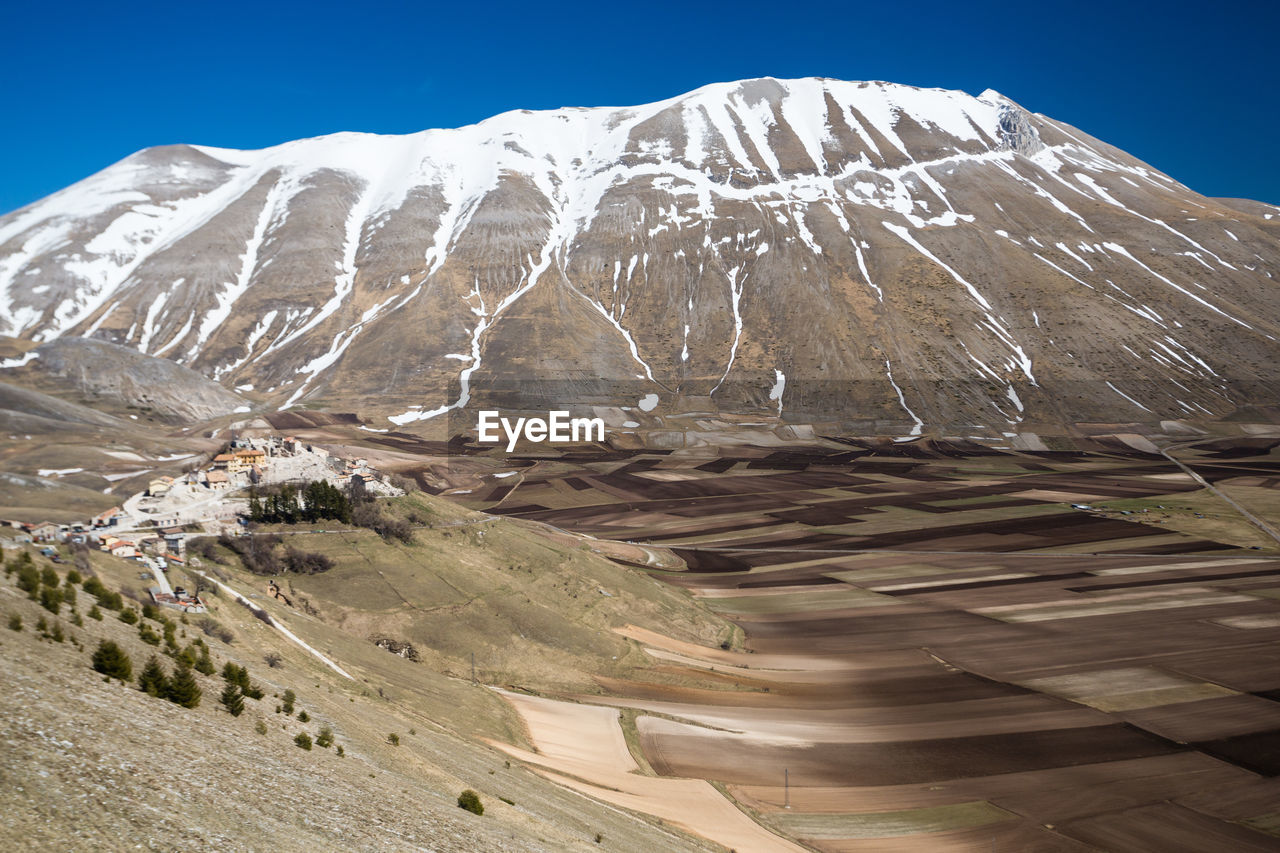 SNOW COVERED MOUNTAIN AGAINST SKY