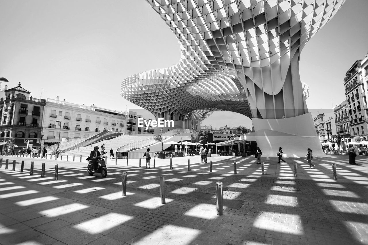 PEOPLE IN CITY SQUARE