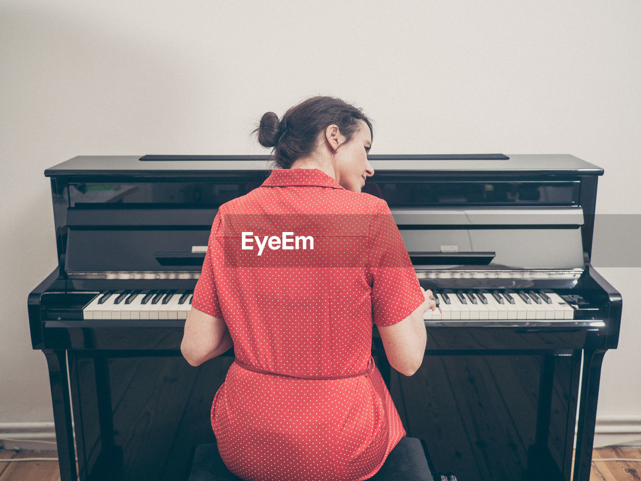 PORTRAIT OF MAN PLAYING PIANO IN FRONT OF BASKETBALL