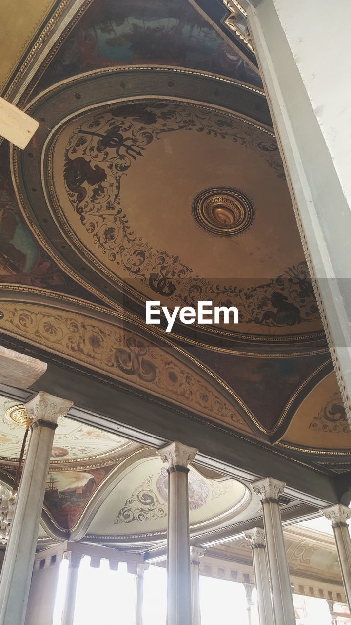 LOW ANGLE VIEW OF ARCHITECTURAL CEILING