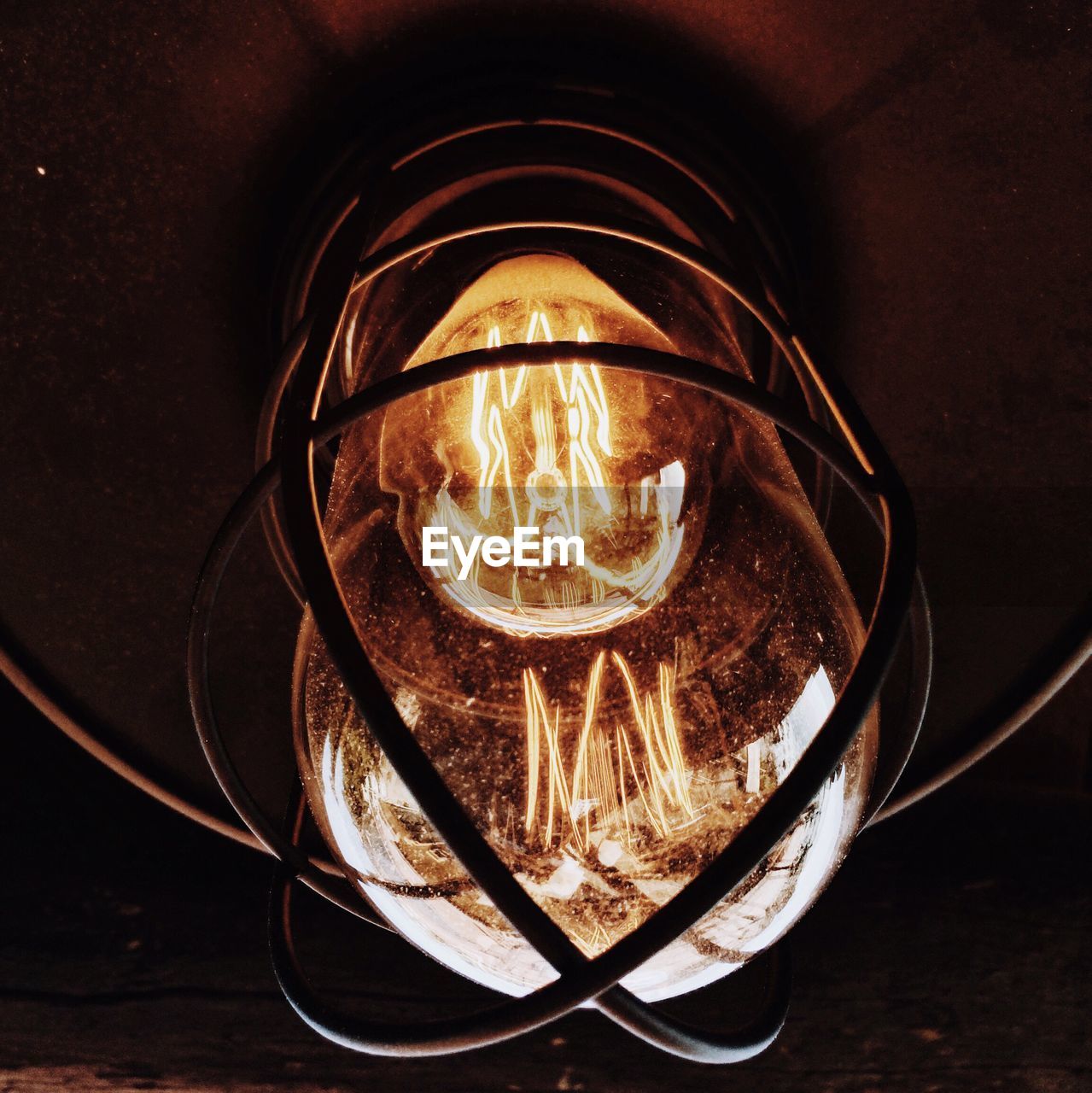 ILLUMINATED LIGHT BULB