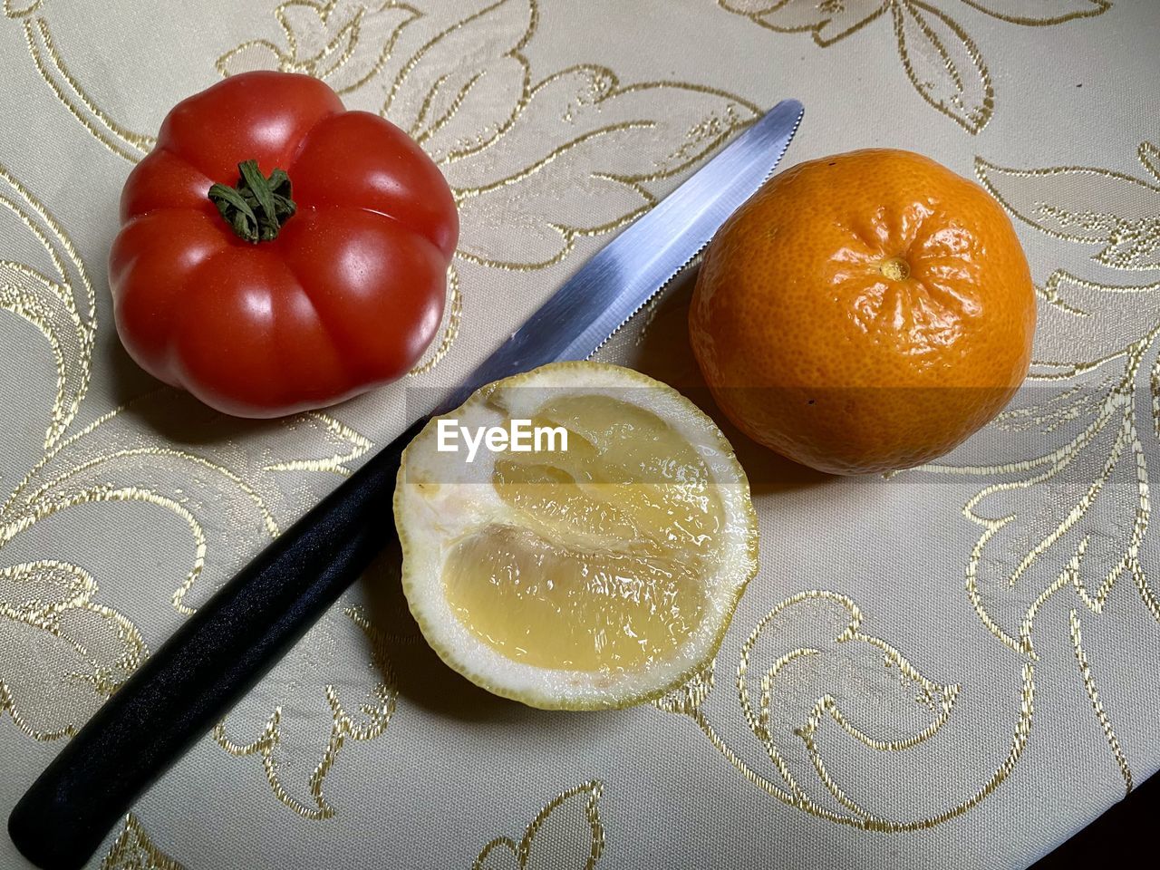 food, food and drink, plant, fruit, healthy eating, freshness, produce, wellbeing, citrus, citrus fruit, high angle view, indoors, tomato, still life, clementine, no people, table, vegetable, lemon, directly above, tangerine