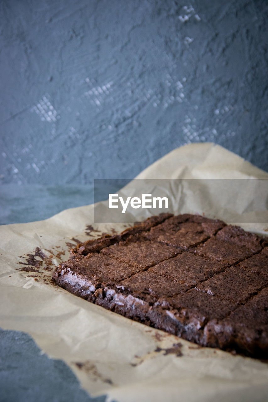 CLOSE-UP OF CAKE IN PLATE