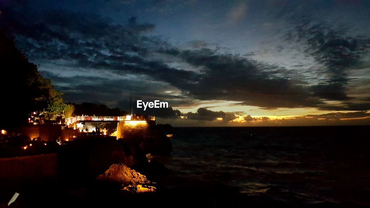SCENIC VIEW OF DRAMATIC SKY OVER SEA