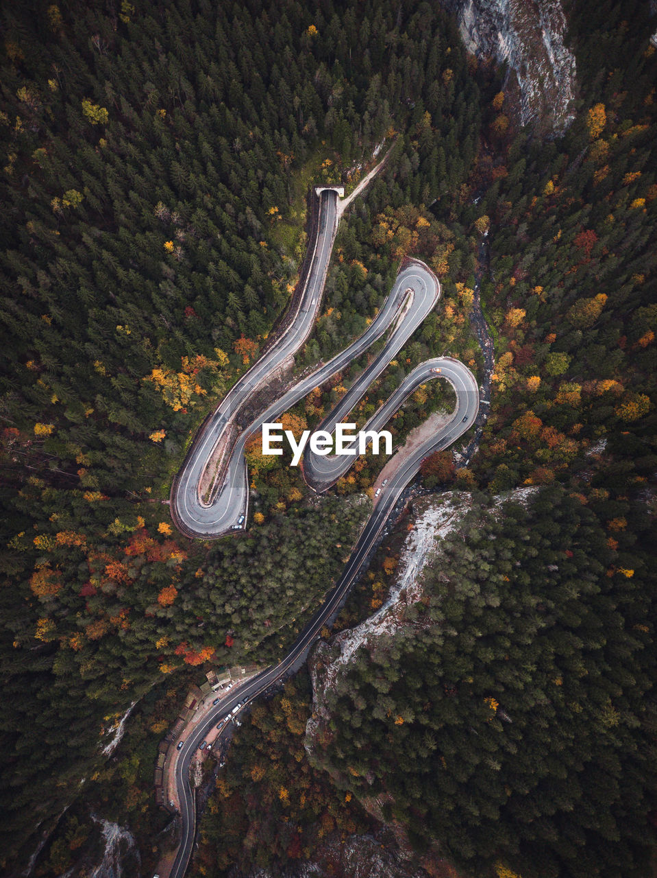 HIGH ANGLE VIEW OF CAR ON ROAD