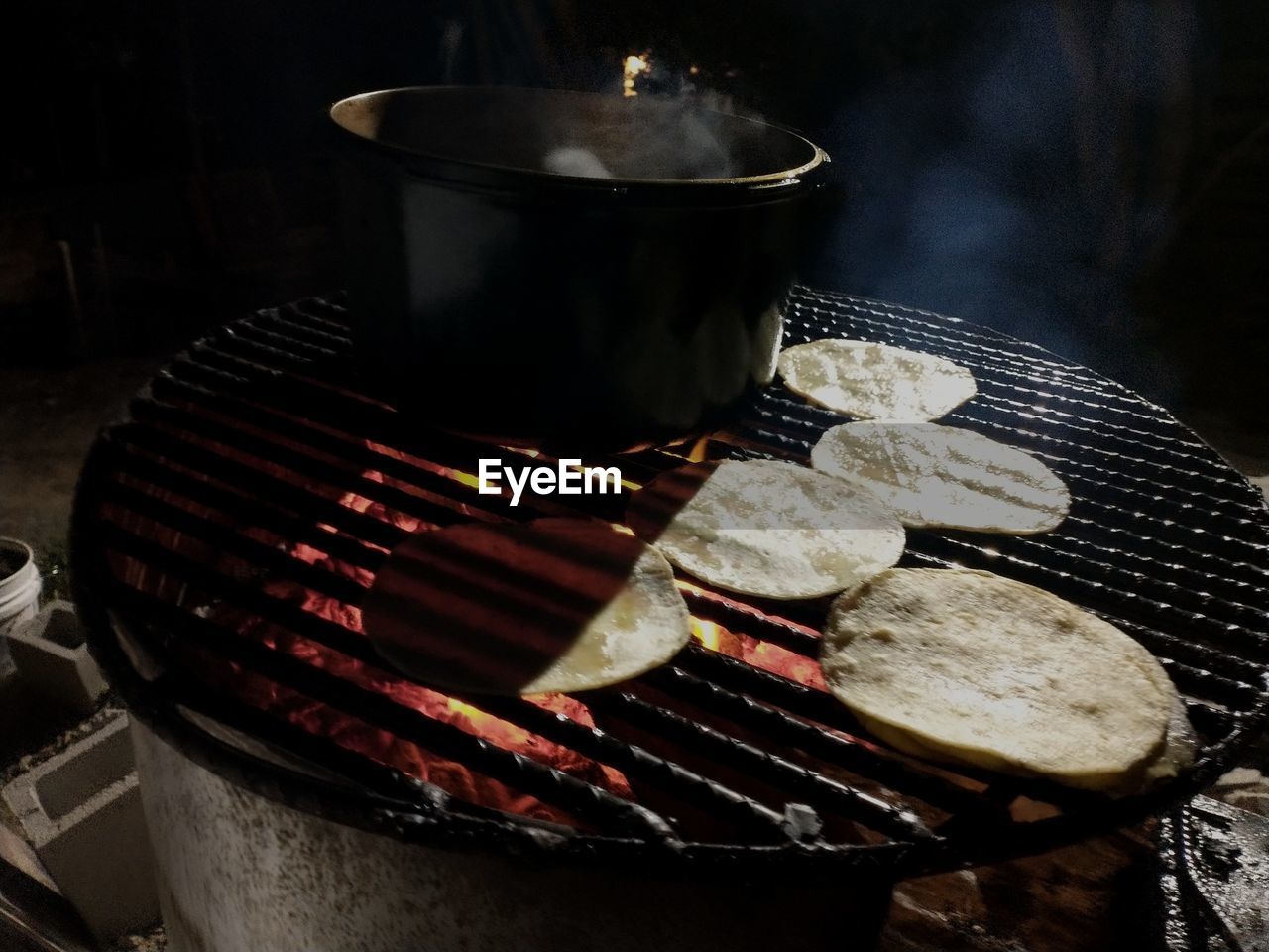 CLOSE-UP OF BREAD WITH MEAT AND VEGETABLES