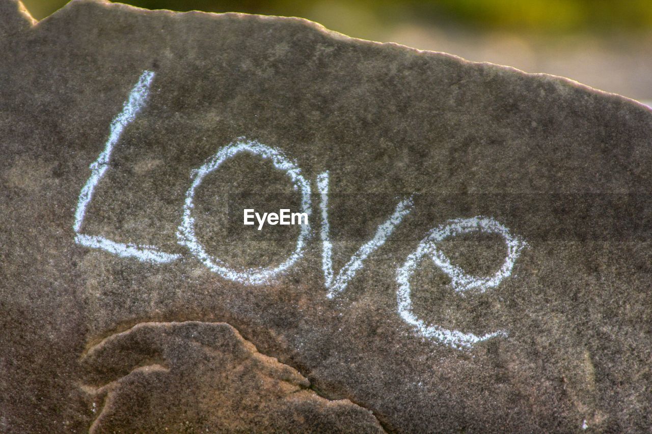 HIGH ANGLE VIEW OF HEART SHAPE ON ROCK