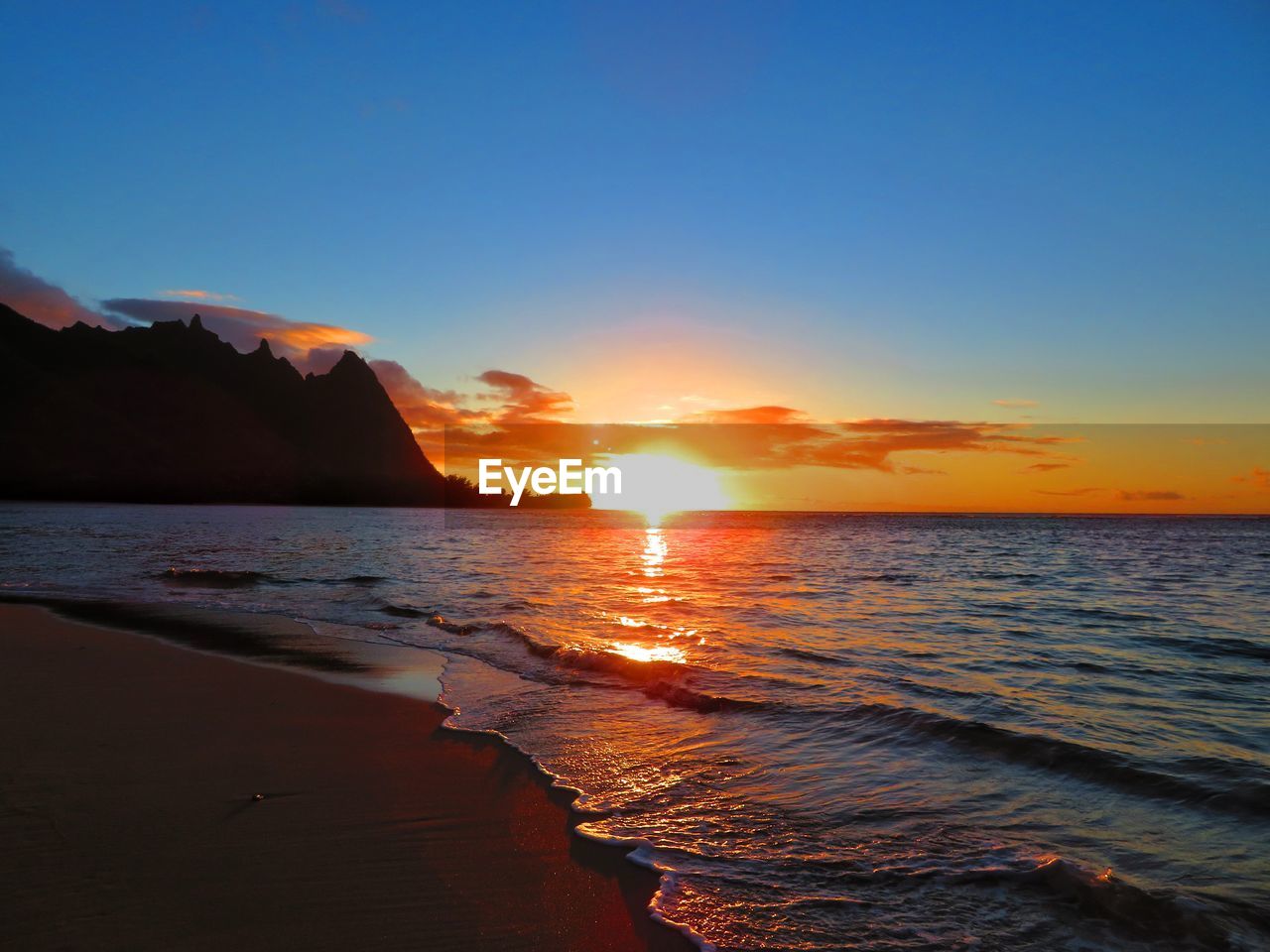 SCENIC VIEW OF SUNSET OVER SEA