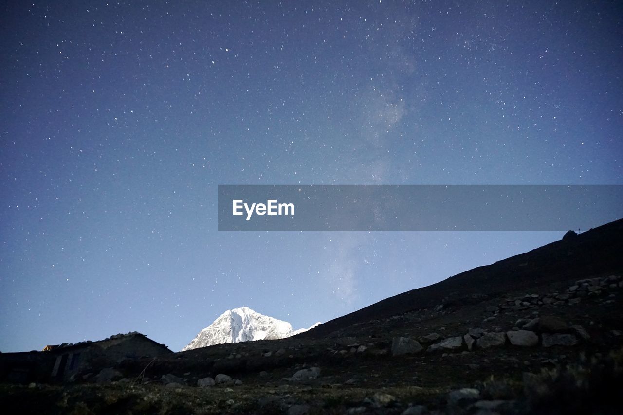 LOW ANGLE VIEW OF SNOWCAPPED MOUNTAIN AGAINST CLEAR SKY