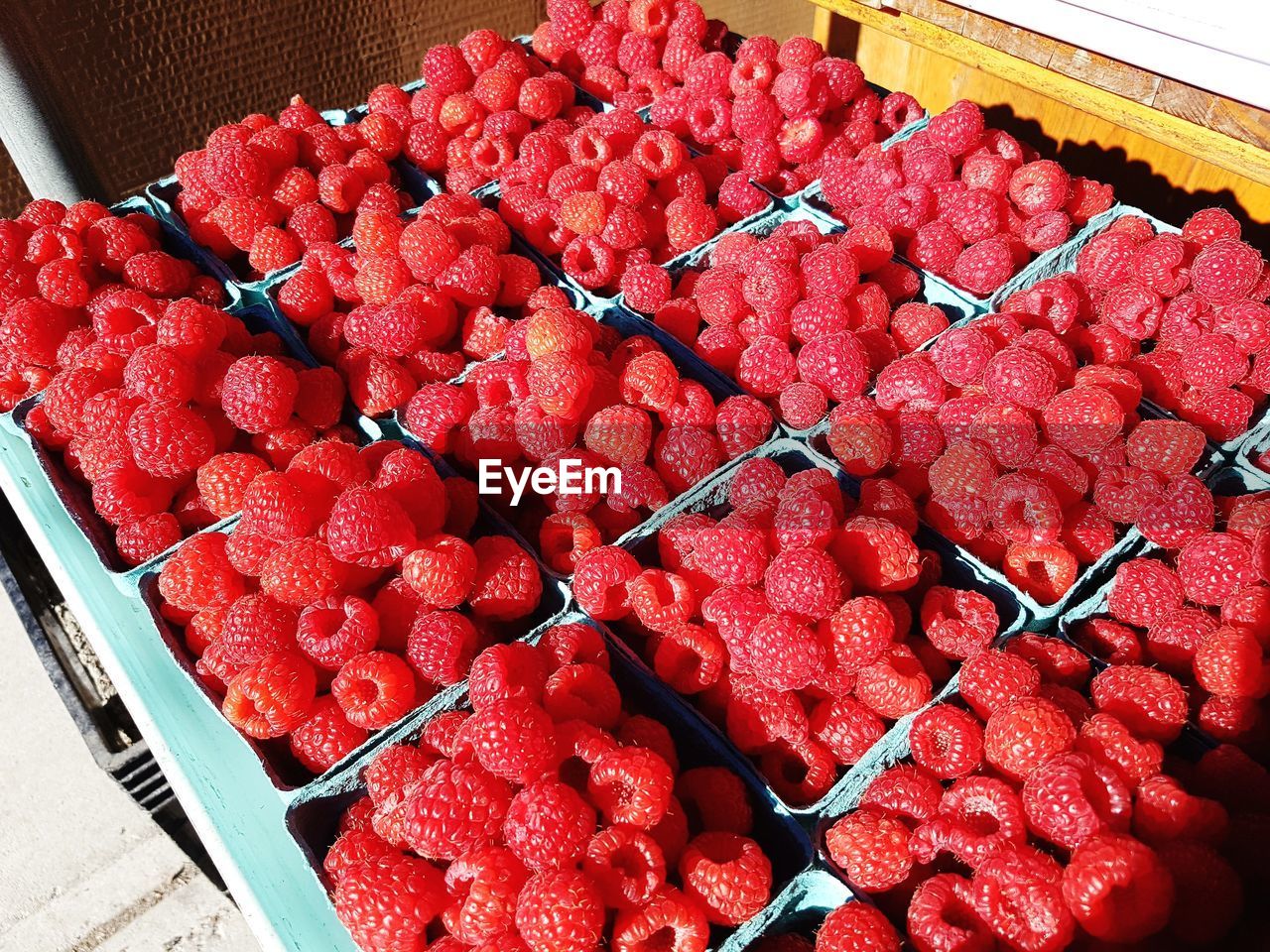 HIGH ANGLE VIEW OF STRAWBERRIES IN PLATE