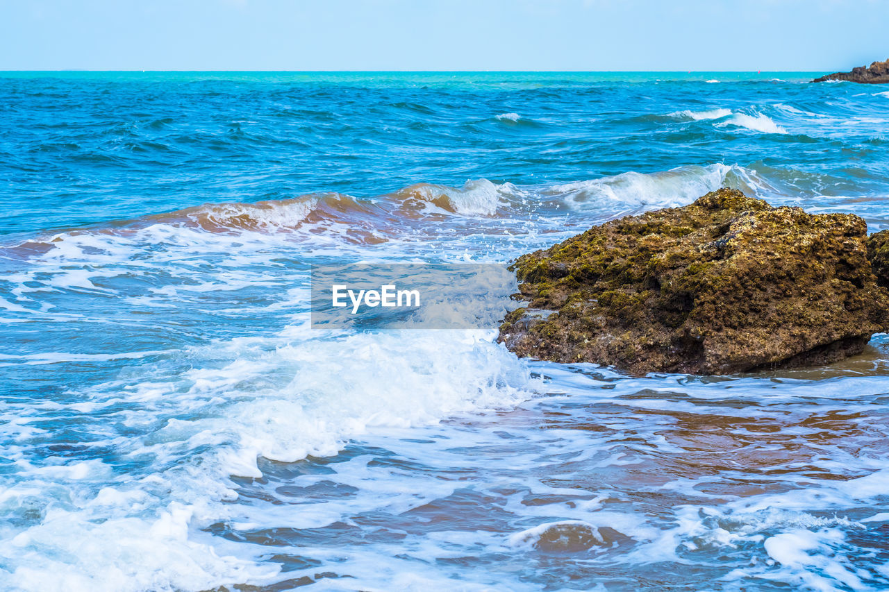 SCENIC VIEW OF SEA WAVES AGAINST SKY