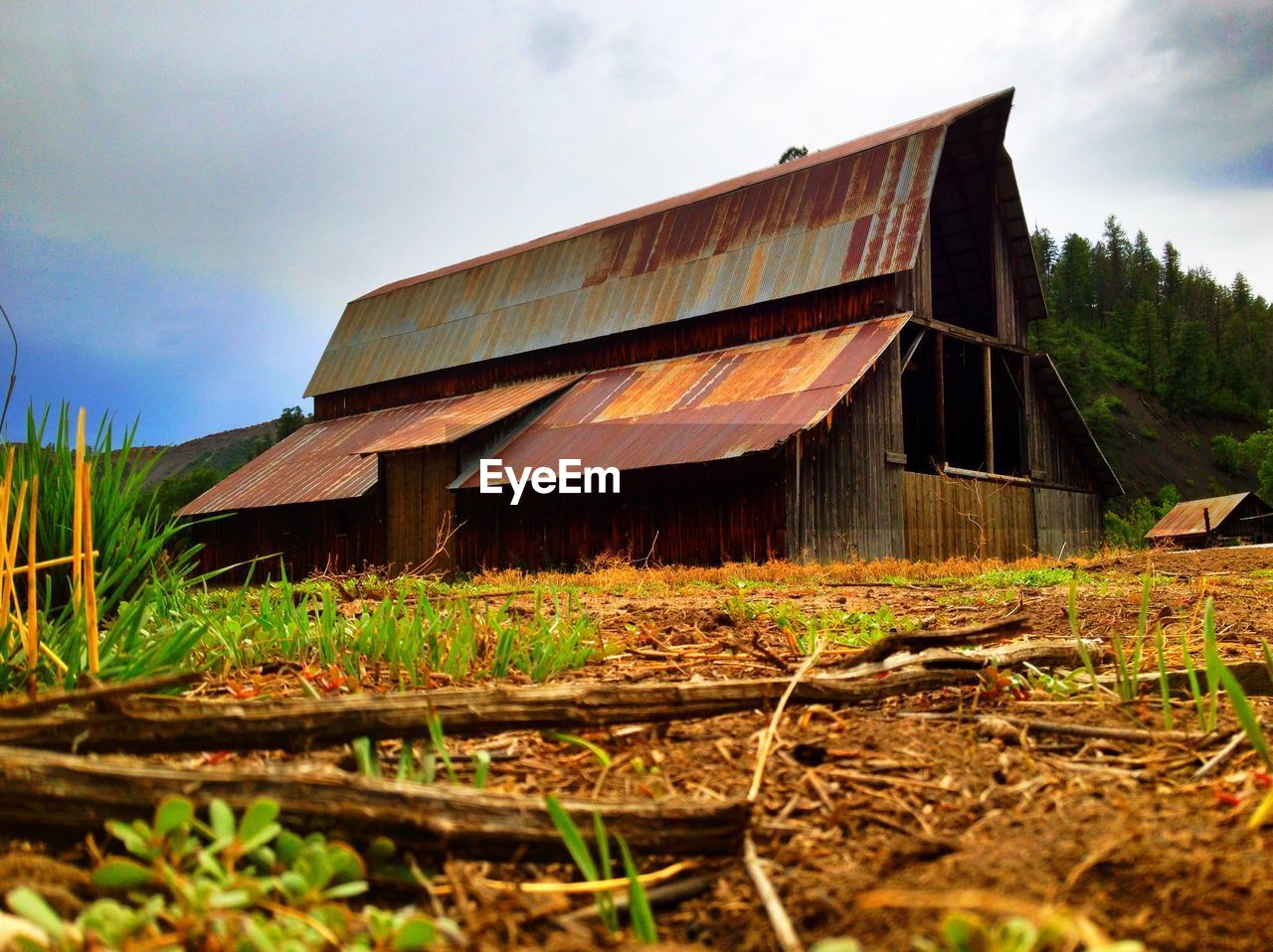 Abandoned barn against sky