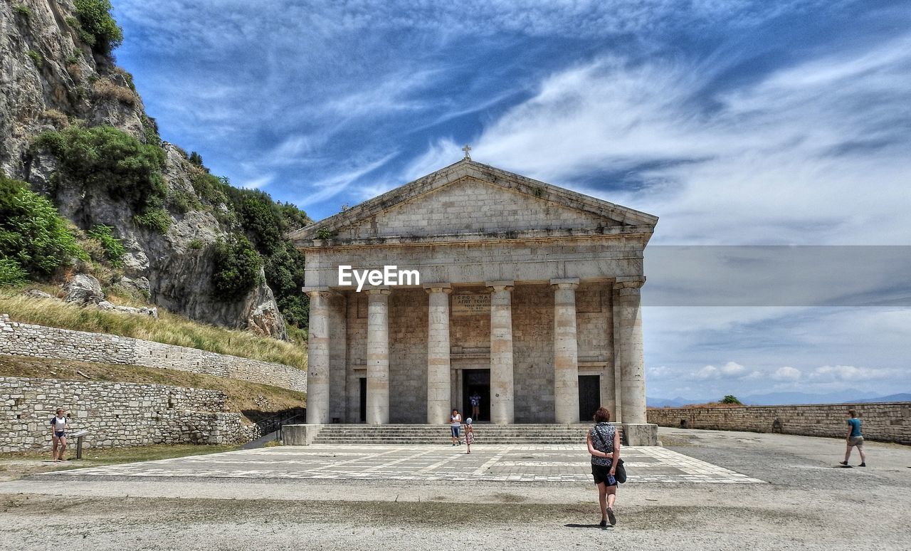 TOURISTS AT A BUILDING