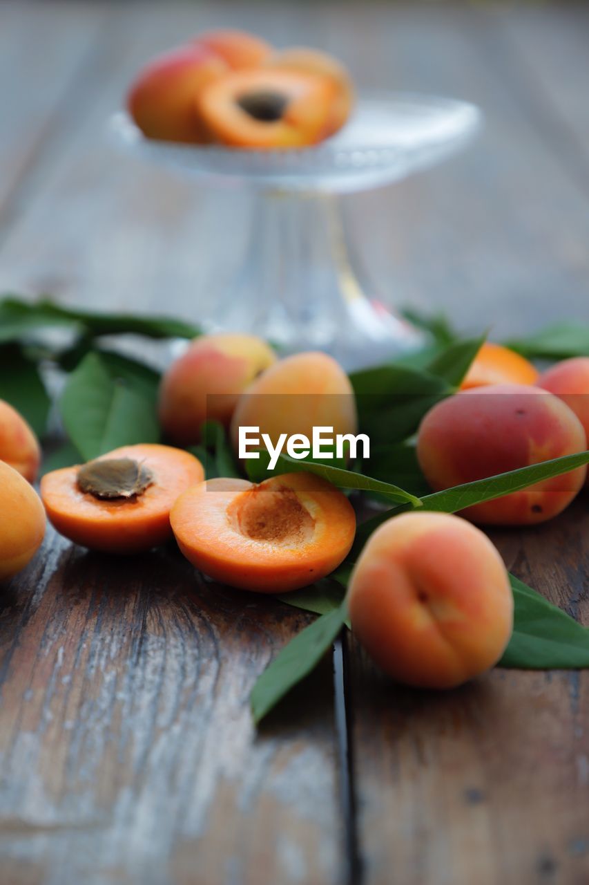 HIGH ANGLE VIEW OF FRUIT ON TABLE