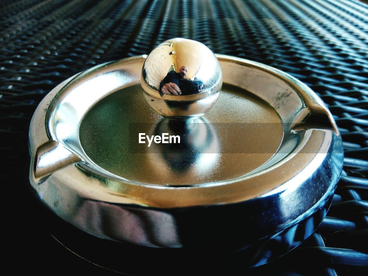 HIGH ANGLE VIEW OF COFFEE ON TABLE AT KITCHEN