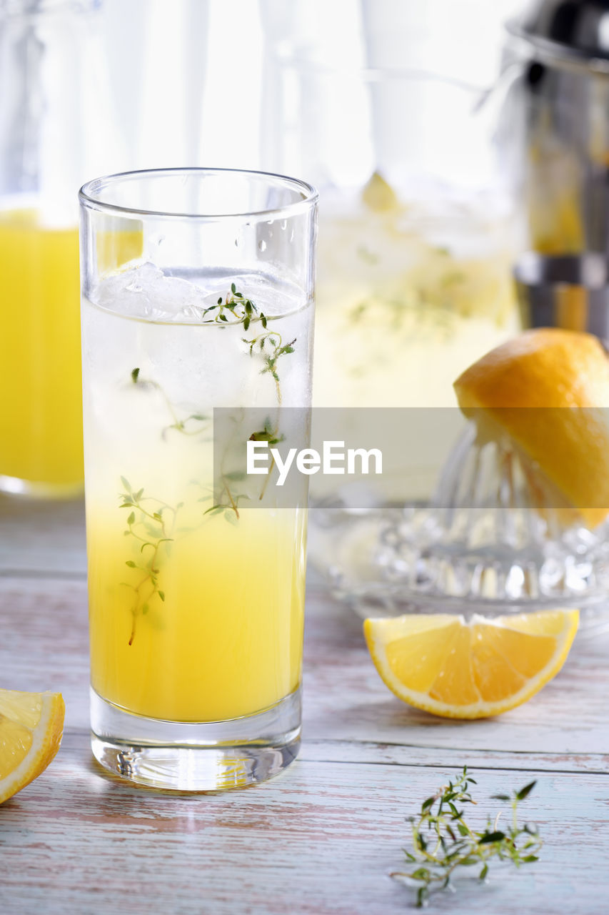 Cocktail limoncello, lemon juice, vodka and soda or sparkling water. 