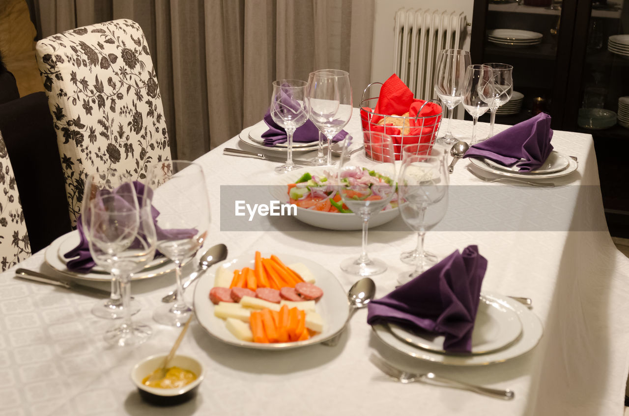 CLOSE-UP OF FOOD SERVED ON TABLE