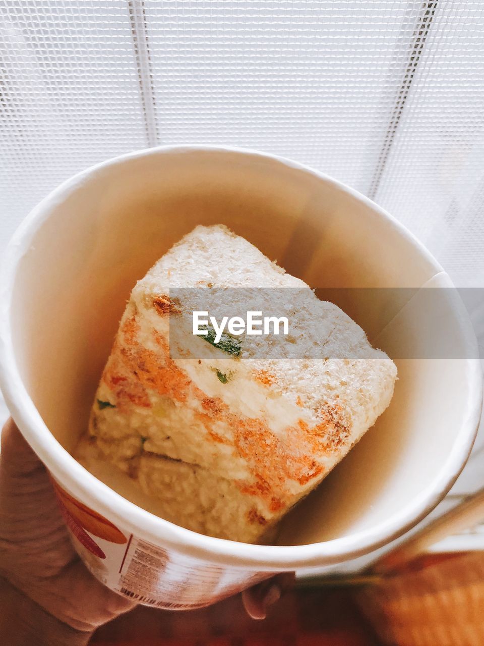 HIGH ANGLE VIEW OF BREAD IN PLATE