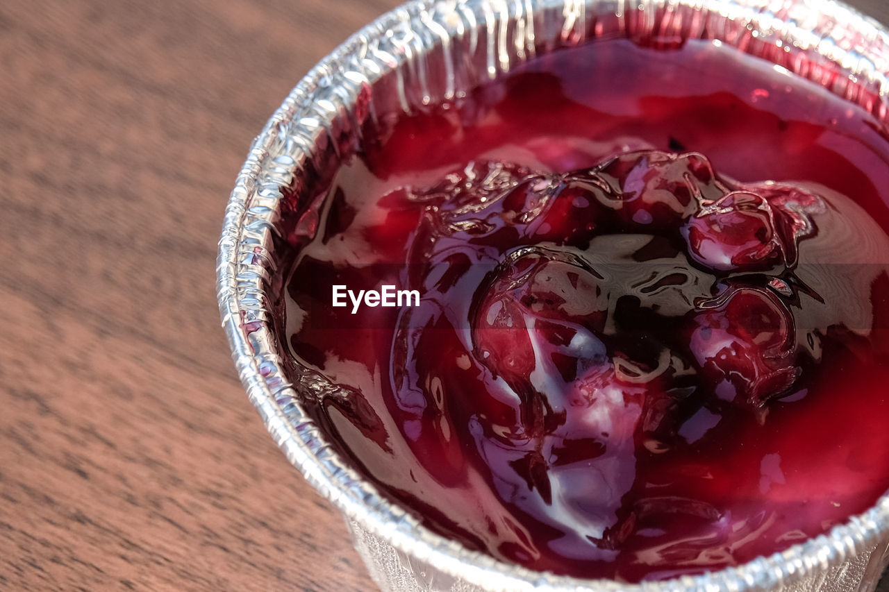 HIGH ANGLE VIEW OF RED BERRIES ON TABLE