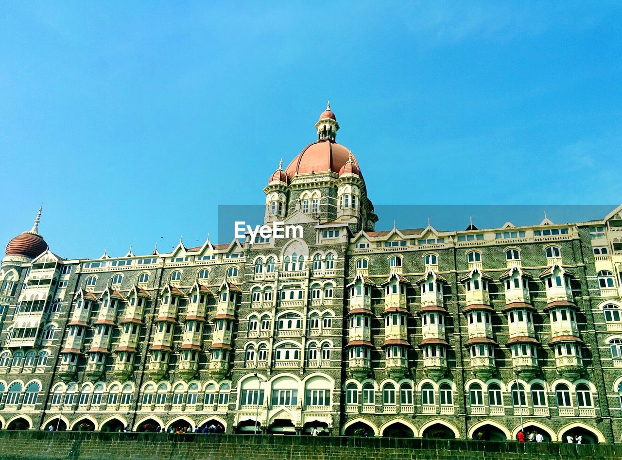 LOW ANGLE VIEW OF BUILT STRUCTURE AGAINST CLEAR BLUE SKY