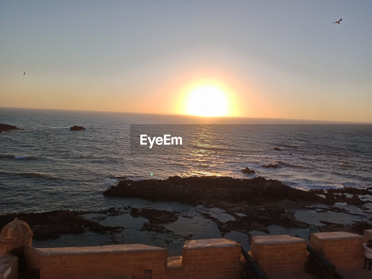 SCENIC VIEW OF SEA AGAINST SUNSET SKY