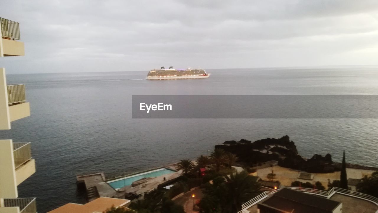 HIGH ANGLE VIEW OF SEA AND AGAINST SKY