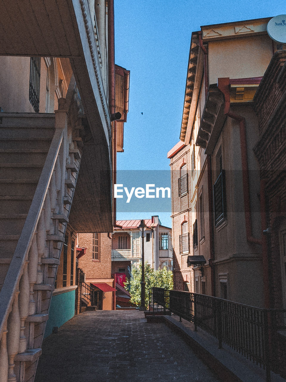 STREET AMIDST BUILDINGS AGAINST SKY IN TOWN