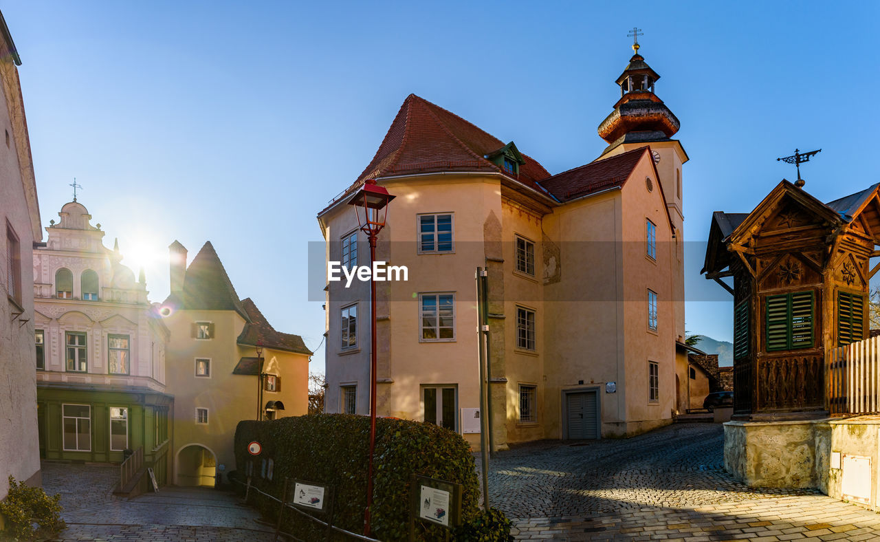 LOW ANGLE VIEW OF BUILDINGS AGAINST SKY