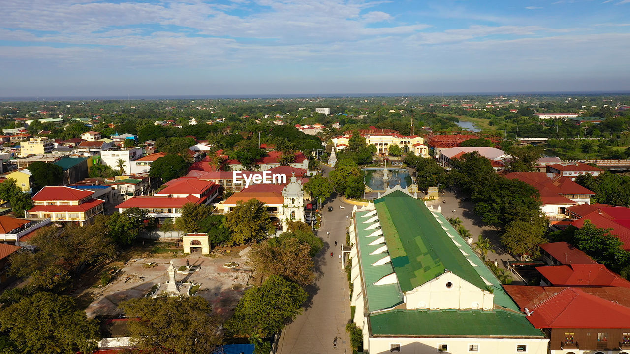 HIGH ANGLE SHOT OF TOWNSCAPE AGAINST SKY