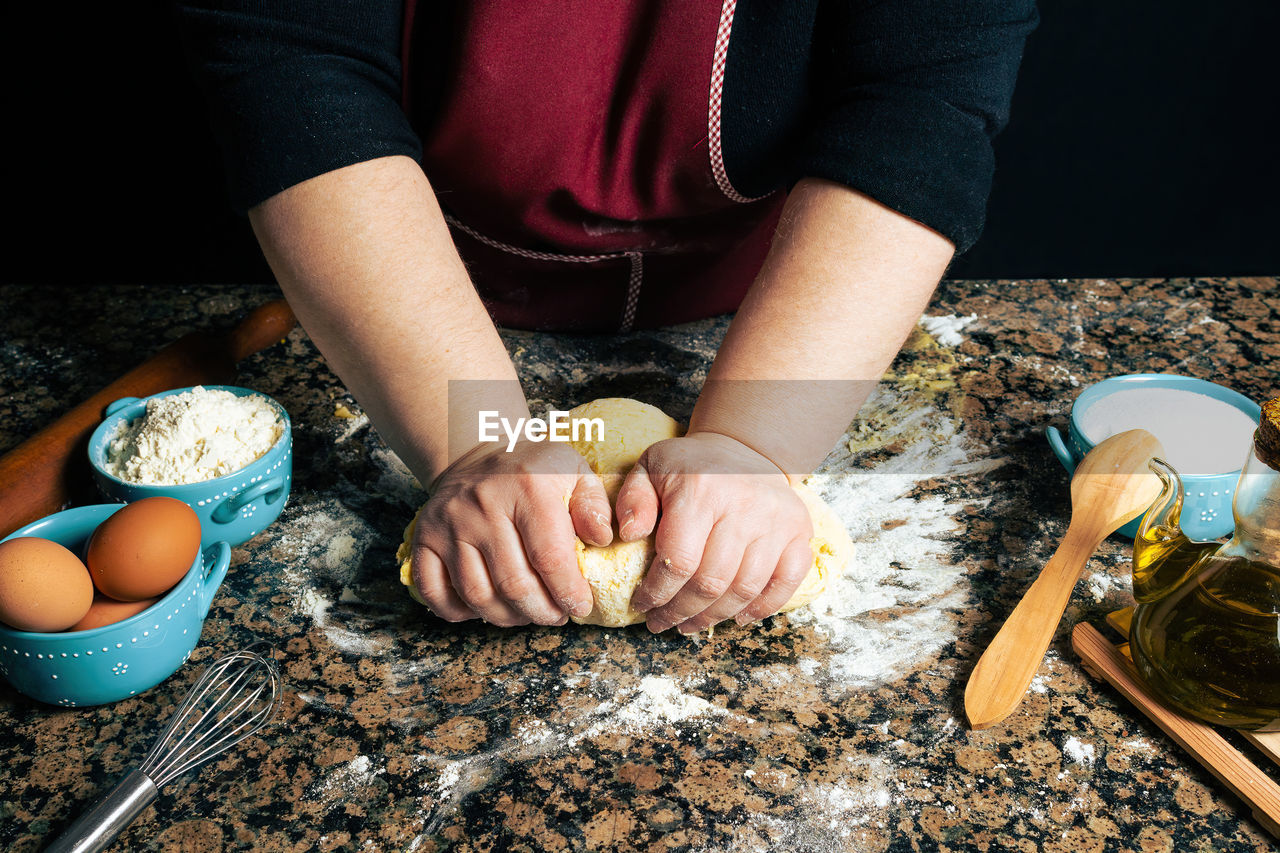 HIGH ANGLE VIEW OF WOMAN HAND HOLDING FOOD