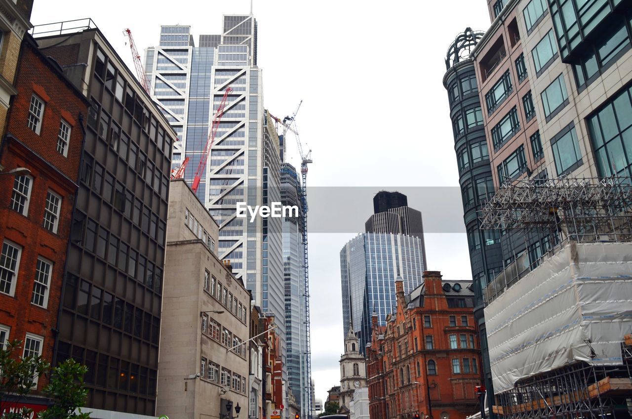 LOW ANGLE VIEW OF BUILDINGS IN CITY AGAINST SKY