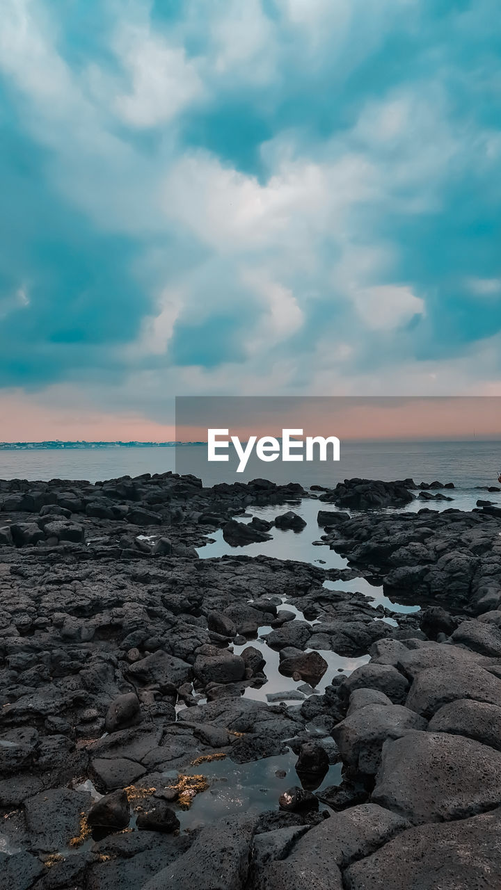 SCENIC VIEW OF SEA AGAINST SKY AT SUNSET