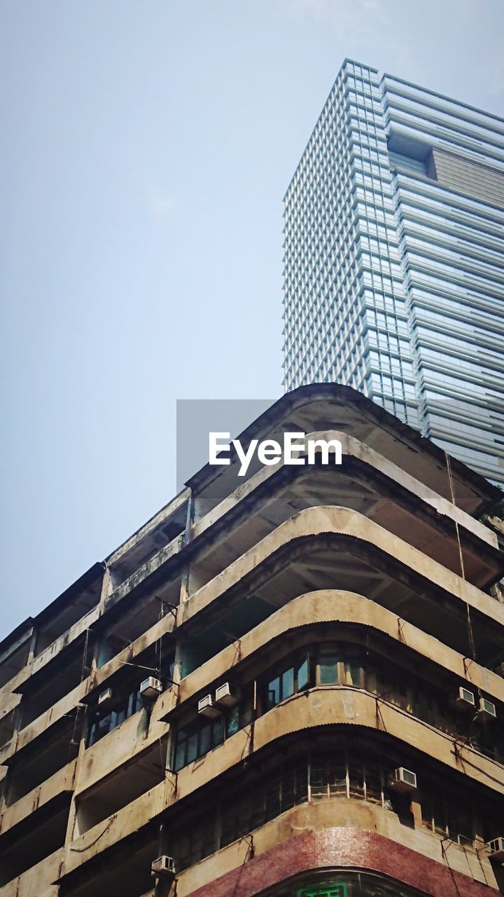 LOW ANGLE VIEW OF MODERN BUILDING AGAINST SKY IN CITY