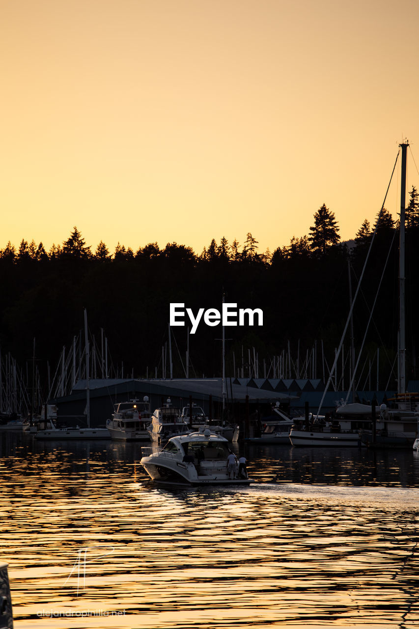 SILHOUETTE SAILBOATS IN LAKE AGAINST CLEAR SKY DURING SUNSET