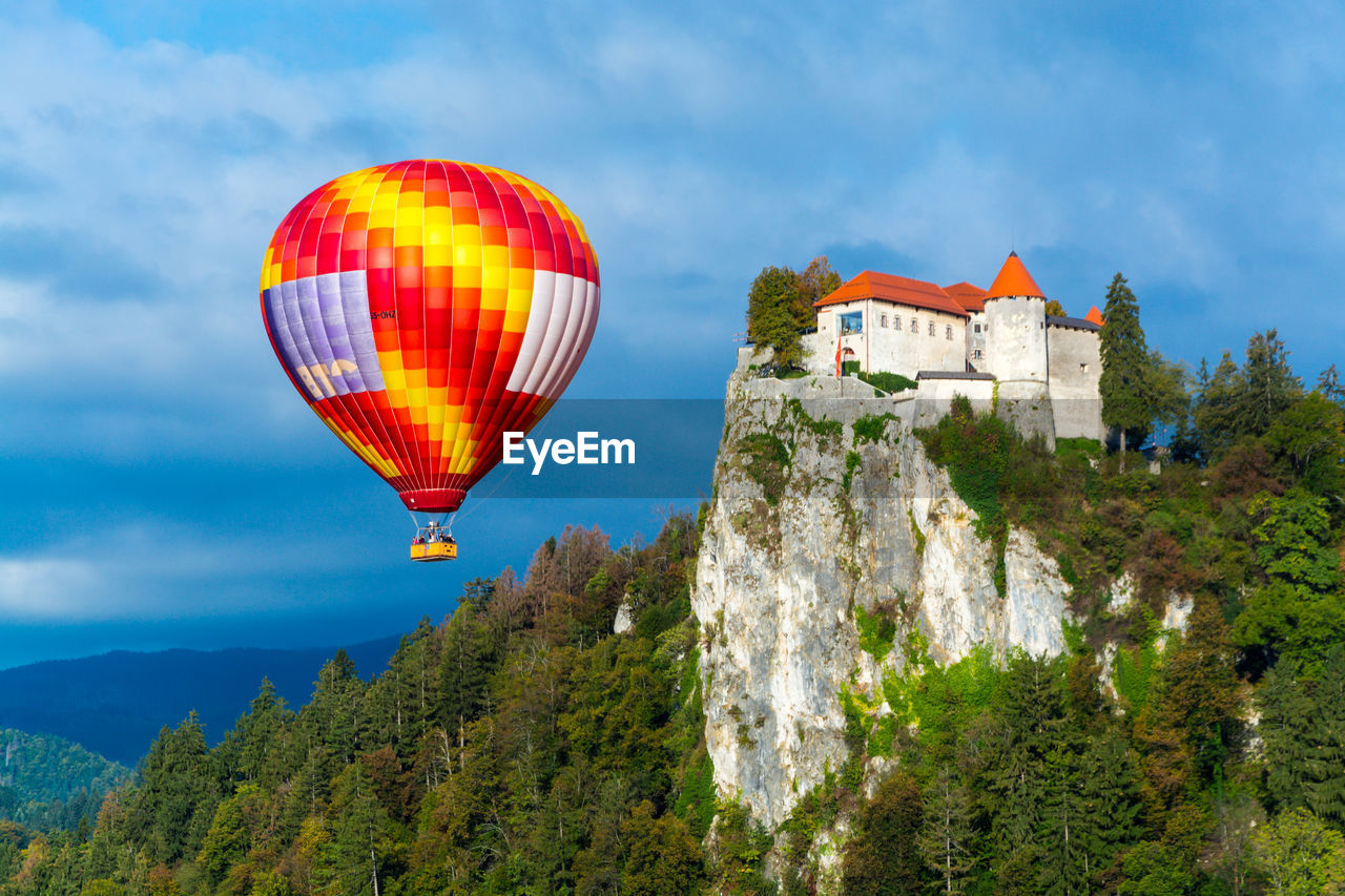 LOW ANGLE VIEW OF HOT AIR BALLOON FLYING AGAINST SKY