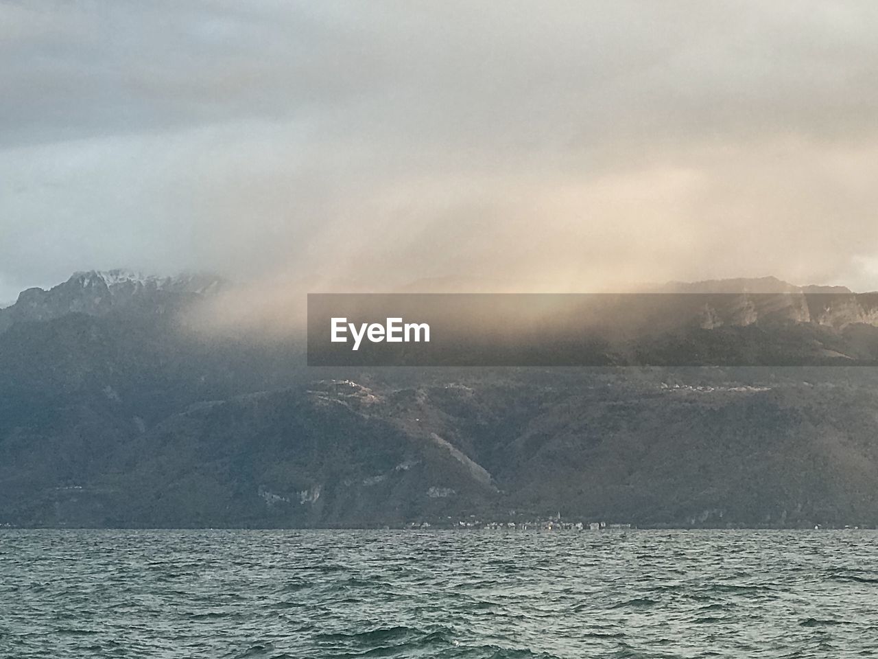 SCENIC VIEW OF SEA AND MOUNTAINS AGAINST SKY