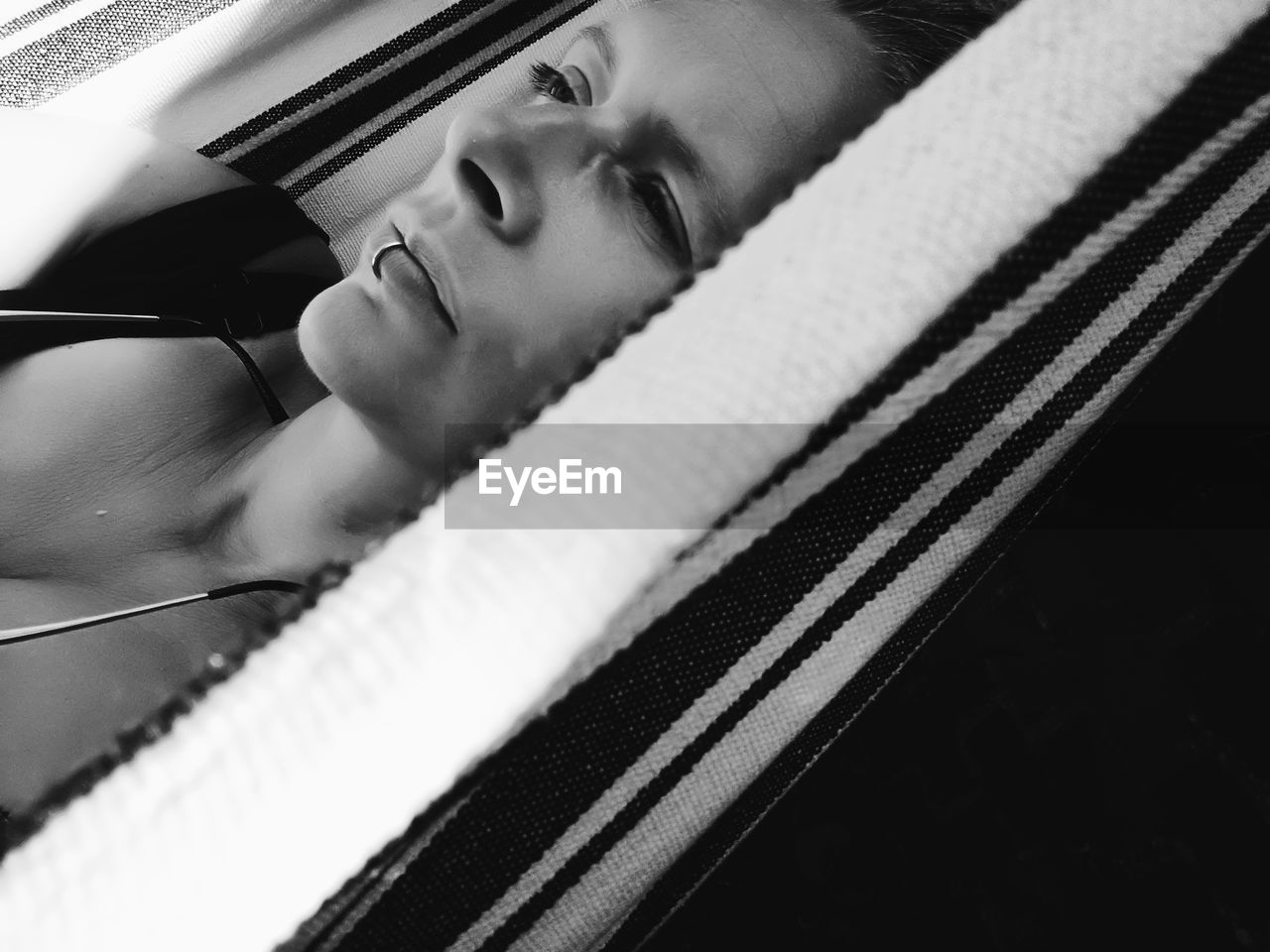 CLOSE-UP PORTRAIT OF BEAUTIFUL WOMAN IN CAR