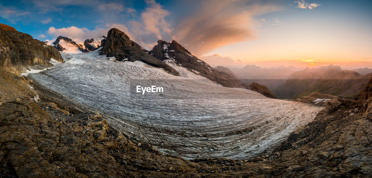 PANORAMIC VIEW OF MOUNTAINS AGAINST SKY