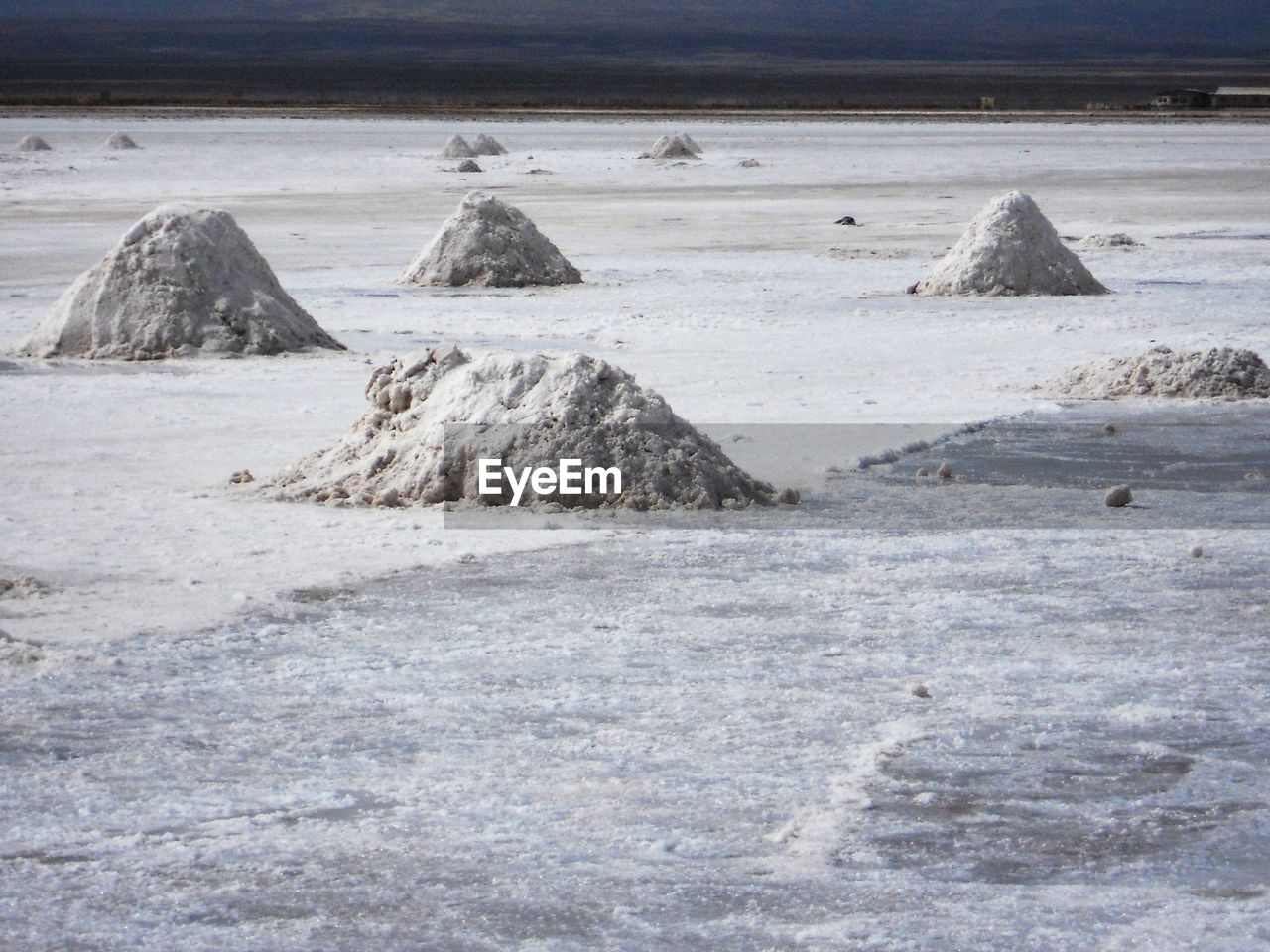 SCENIC VIEW OF ROCKS ON LAND AGAINST MOUNTAIN